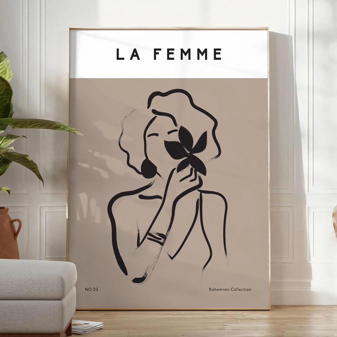 Una mujer de estilo bohemio rodeada de formas abstractas en verde y negro - en una habitación luminosa y minimalista con planta y sillón