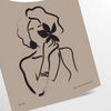 Una mujer de estilo bohemio rodeada de formas abstractas en verde y negro