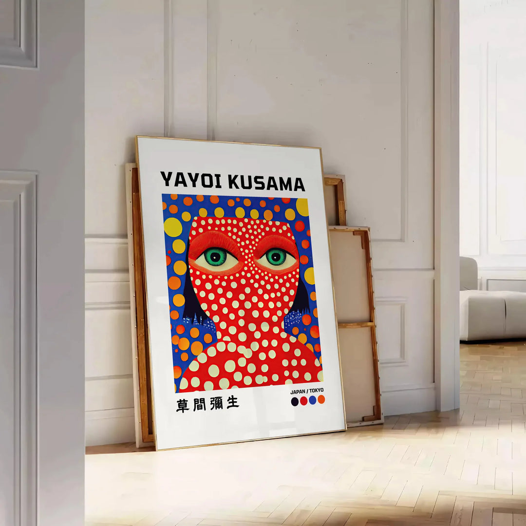 Motifs colorés de pois en orange et bleu par Yayoi Kusama - posée sur un parquet à chevrons contre un mur à moulures