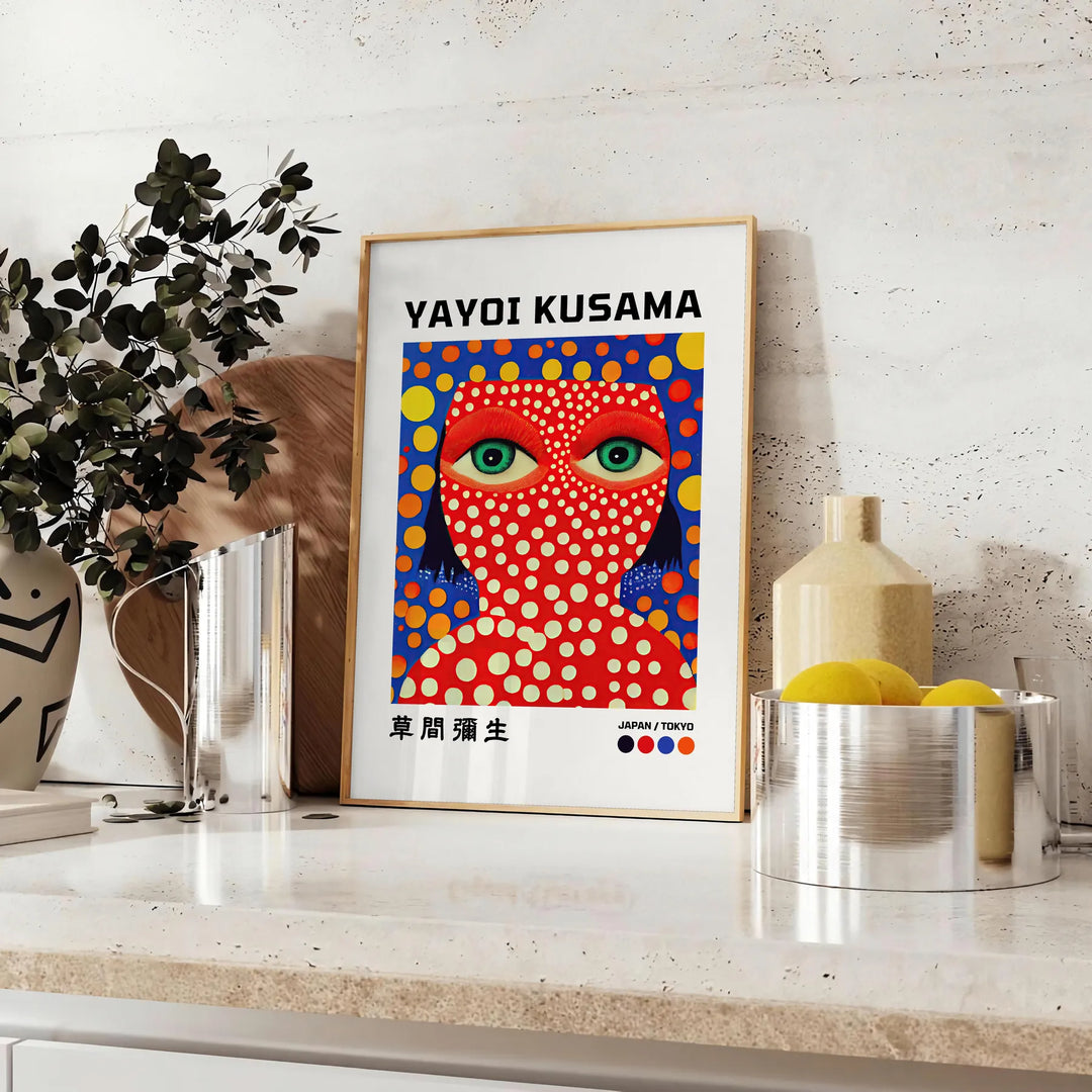 Motifs colorés de pois en orange et bleu par Yayoi Kusama - sur un plan de travail avec eucalyptus et coupe de citrons
