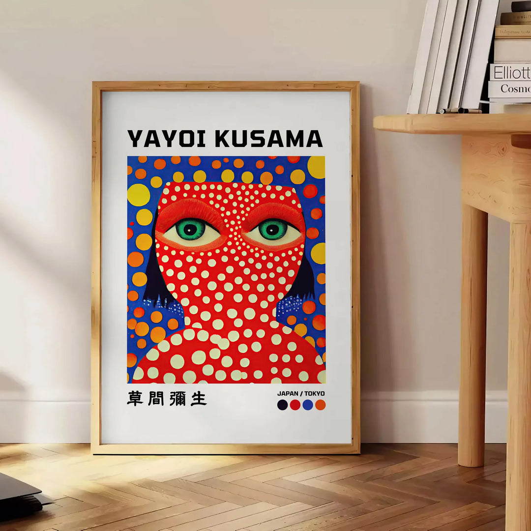 Motifs colorés de pois en orange et bleu par Yayoi Kusama - à côté d'une table d'appoint ronde en bois avec des livres