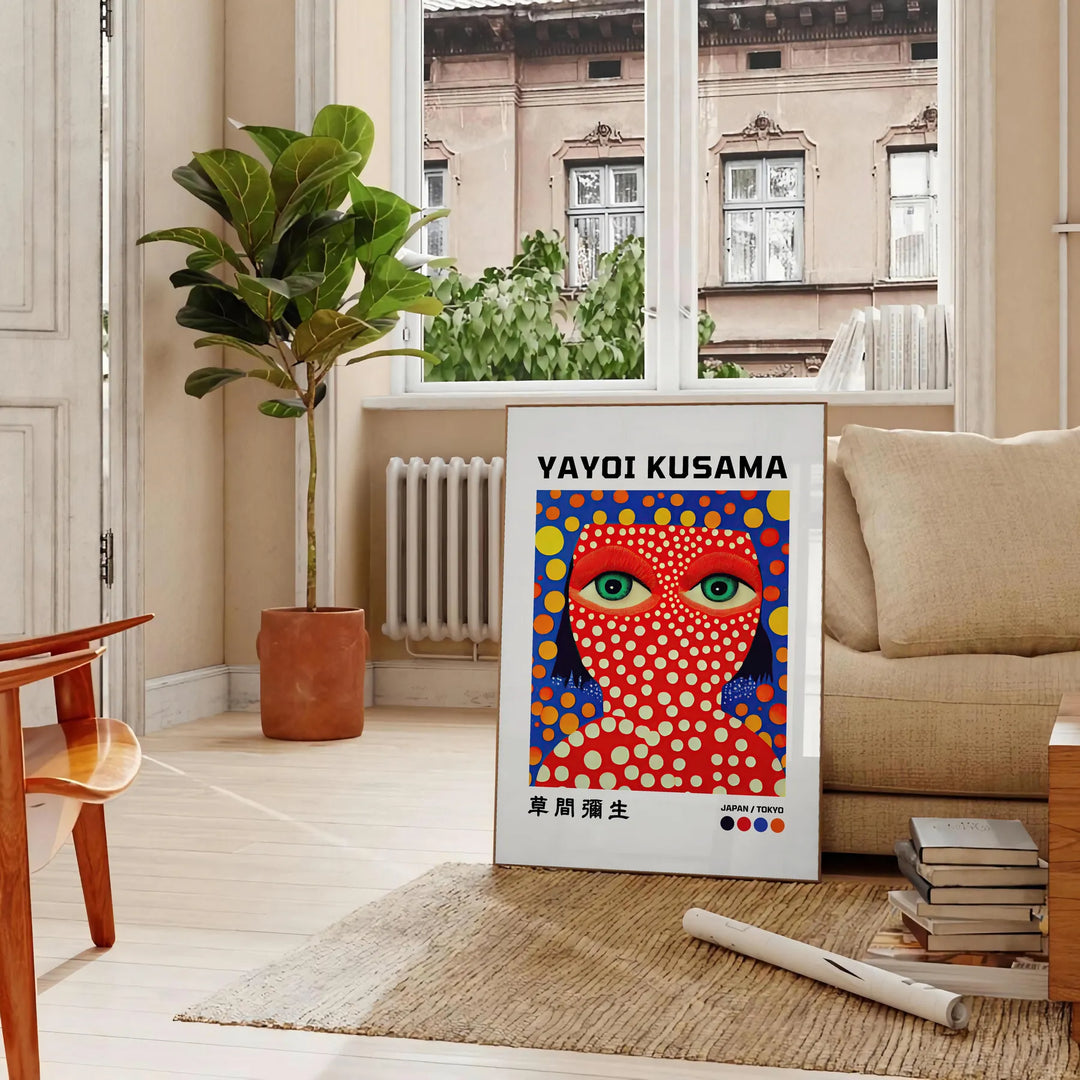 Motifs colorés de pois en orange et bleu par Yayoi Kusama - dans un salon parisien avec canapé et ficus