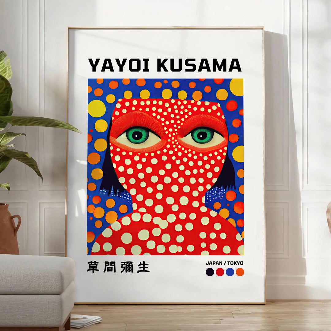 Motifs colorés de pois en orange et bleu par Yayoi Kusama - dans une pièce lumineuse épurée avec plante et fauteuil