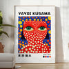Motifs colorés de pois en orange et bleu par Yayoi Kusama - dans une pièce lumineuse épurée avec plante et fauteuil