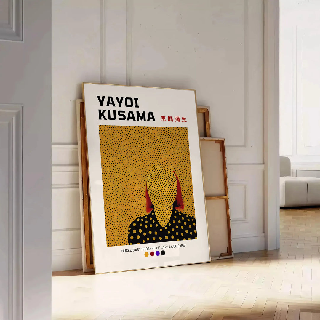 Punti astratti in nero e verde di Yayoi Kusama - appoggiato su un pavimento a spina di pesce contro una parete a pannelli