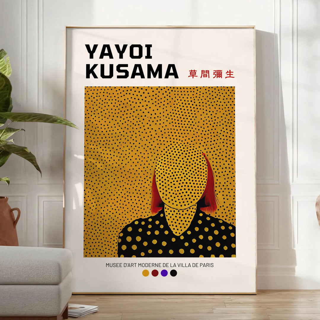 Punti astratti in nero e verde di Yayoi Kusama - in una stanza luminosa e minimalista con pianta e poltrona