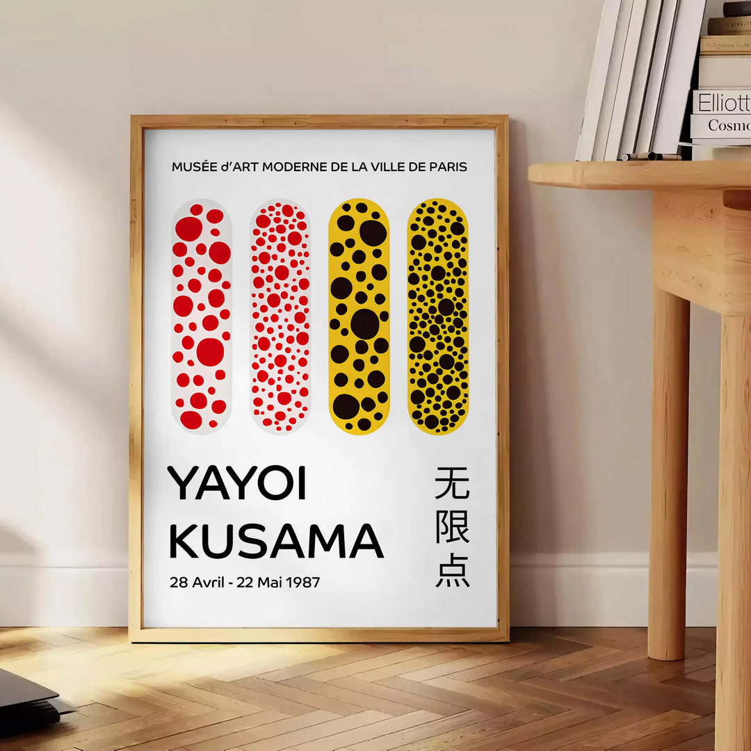 Abstrakte Punktmuster in Orange und Schwarz von Yayoi Kusama - neben einem runden Beistelltisch aus Holz mit Büchern