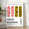 Abstrakte Punktmuster in Orange und Schwarz von Yayoi Kusama - in einem hellen minimalistischen Raum mit Pflanze und Sessel