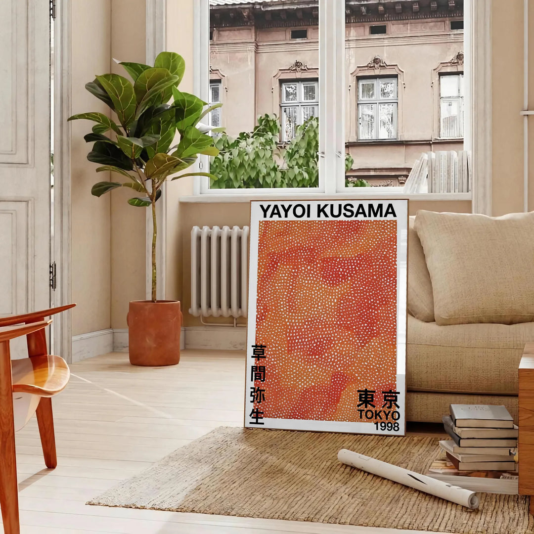 Motivi astratti a pois in nero e marrone di Yayoi Kusama - in un soggiorno parigino con divano e un ficus