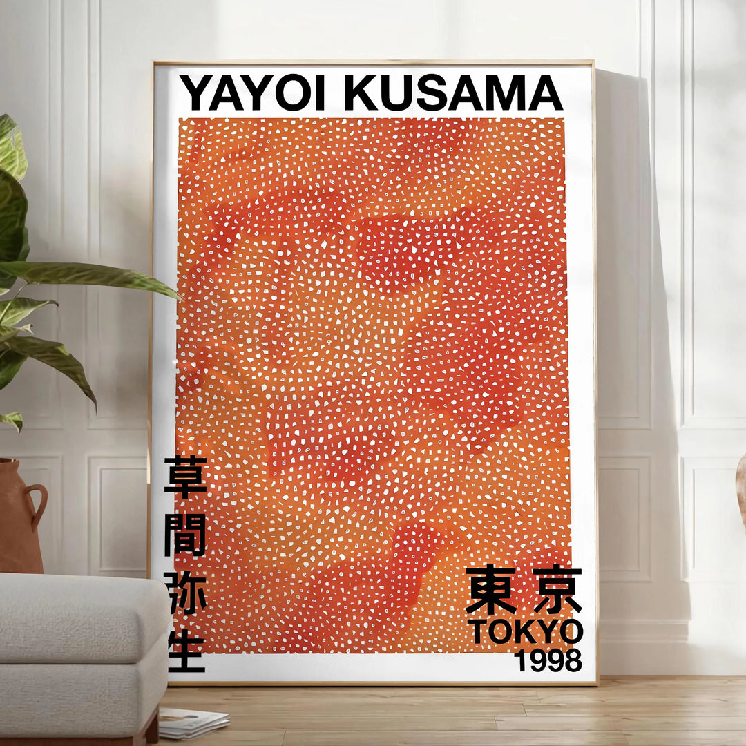 Motivi astratti a pois in nero e marrone di Yayoi Kusama - in una stanza luminosa e minimalista con pianta e poltrona
