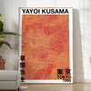 Motivi astratti a pois in nero e marrone di Yayoi Kusama - in una stanza luminosa e minimalista con pianta e poltrona