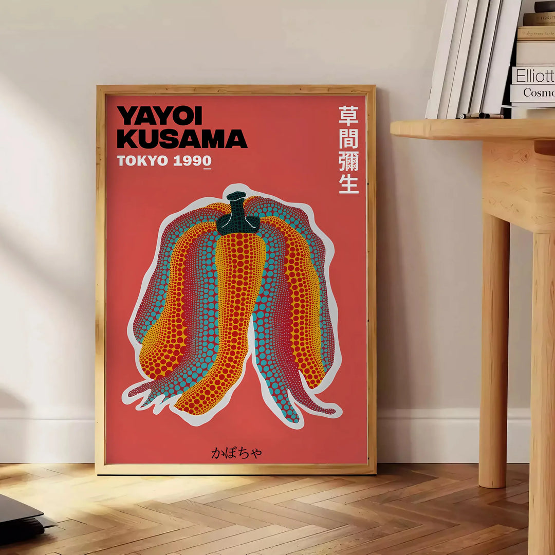 Motivi astratti a pois in blu e verde di Yayoi Kusama - accanto a un tavolino rotondo in legno con libri