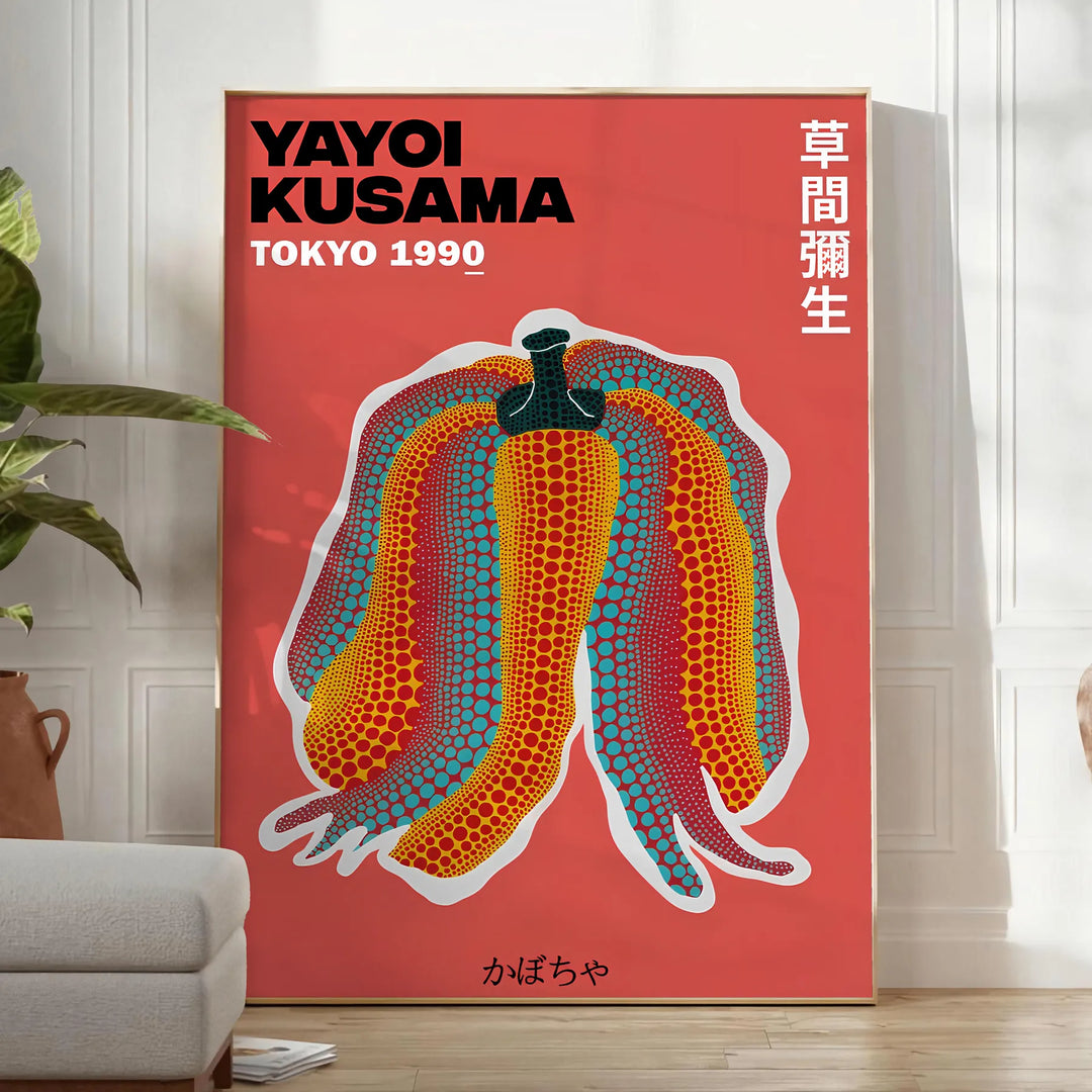 Motivi astratti a pois in blu e verde di Yayoi Kusama - in una stanza luminosa e minimalista con pianta e poltrona