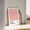Motivi astratti di pois in arancione e nero di Yayoi Kusama - appoggiato su un pavimento a spina di pesce contro una parete a pannelli