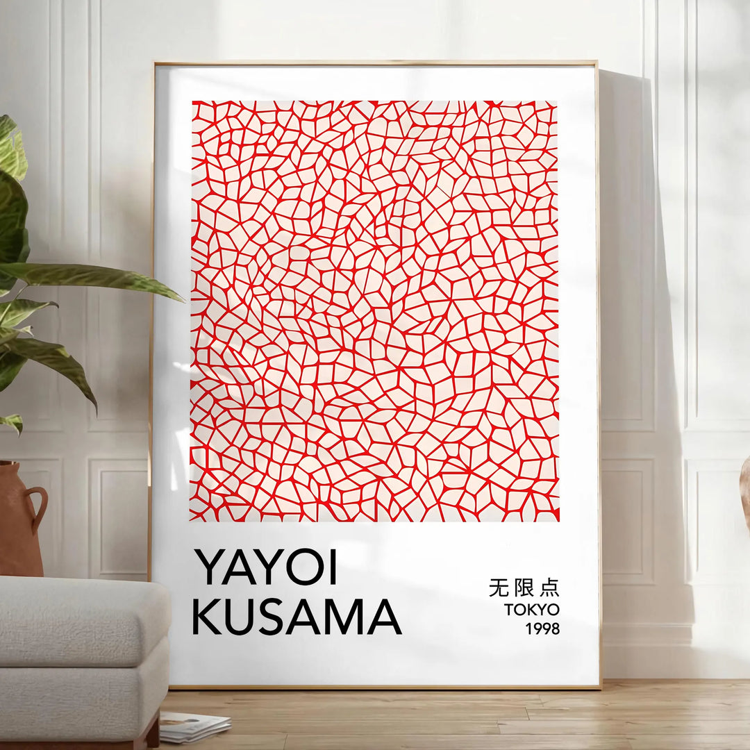 Motivi astratti di pois in arancione e nero di Yayoi Kusama - in una stanza luminosa e minimalista con pianta e poltrona