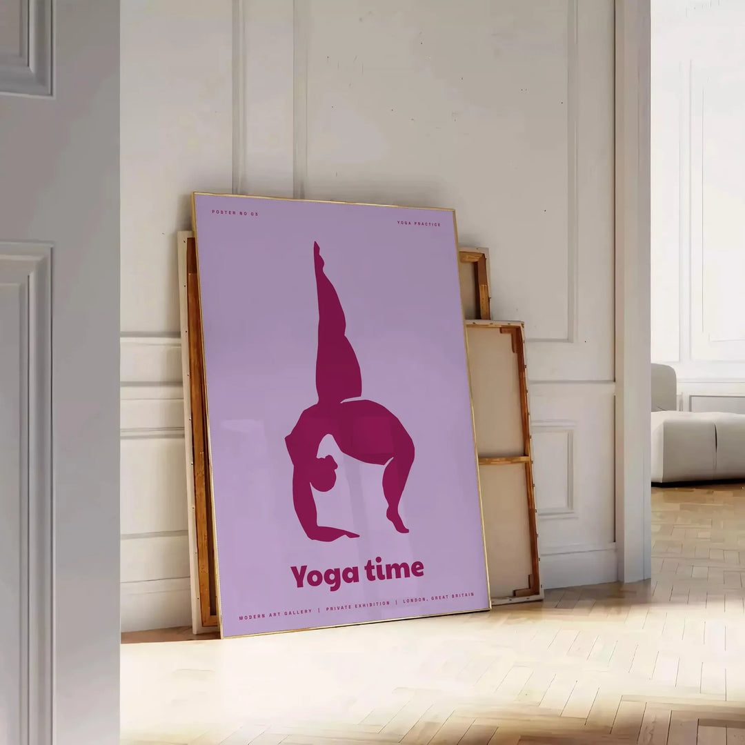 Una escena de yoga serena con tonos azules y morados relajantes - apoyado en un suelo de espiga contra una pared de molduras