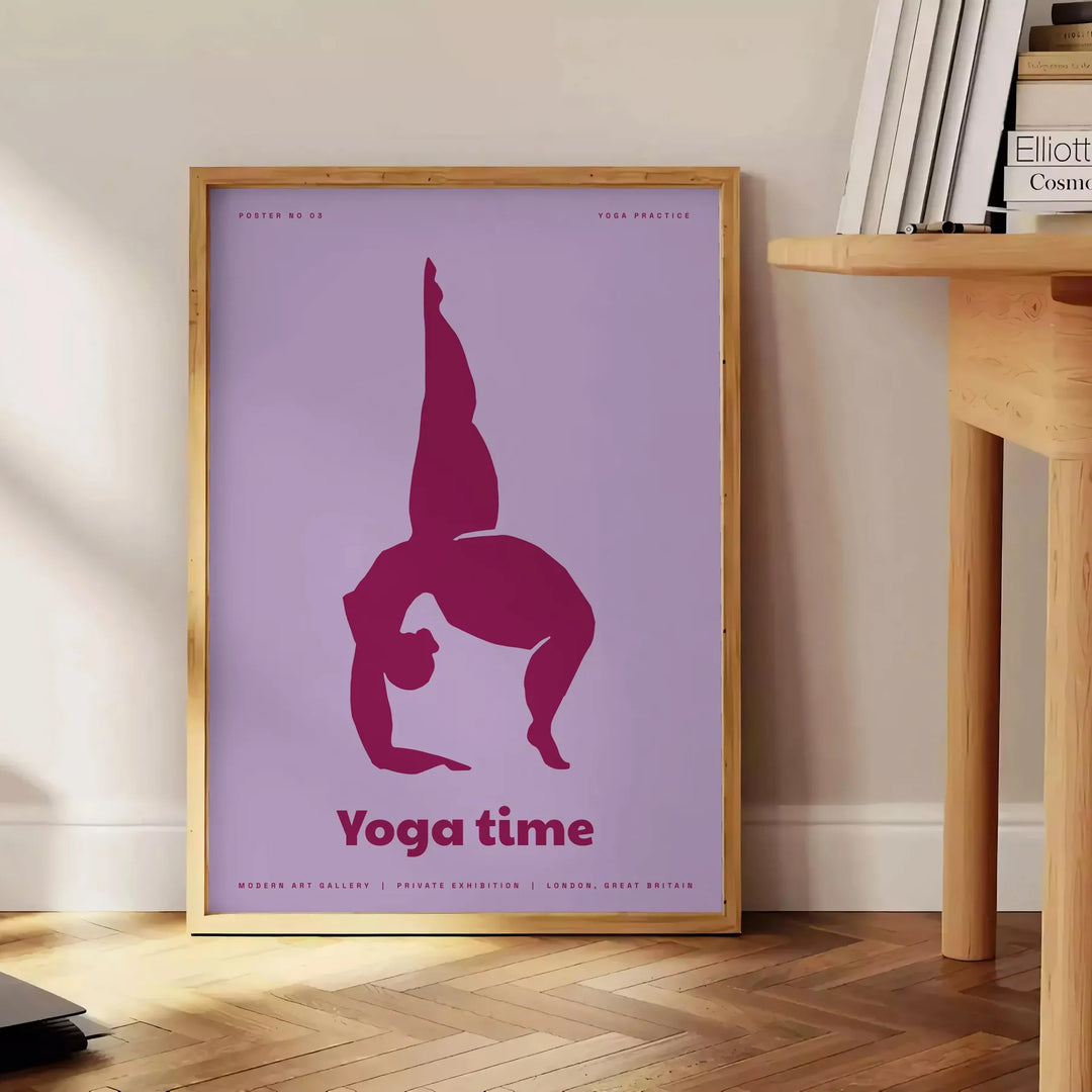 Una escena de yoga serena con tonos azules y morados relajantes - junto a una mesa auxiliar redonda de madera con libros