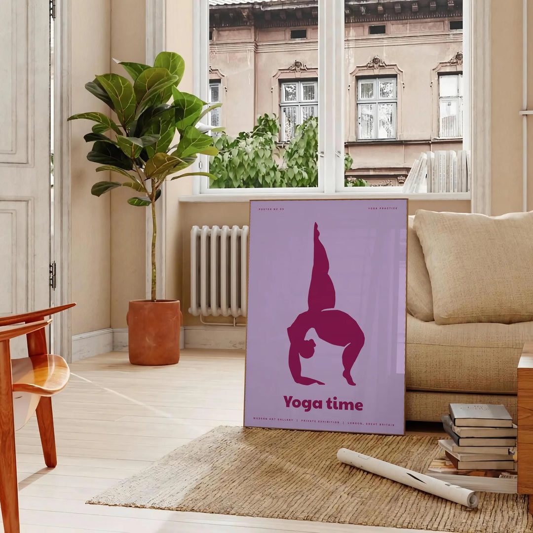Una escena de yoga serena con tonos azules y morados relajantes - en un salón parisino con sofá y un ficus