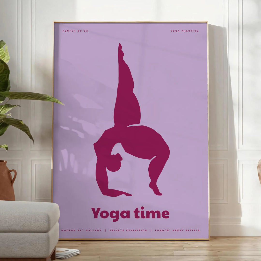 Una escena de yoga serena con tonos azules y morados relajantes - en una habitación luminosa y minimalista con planta y sillón