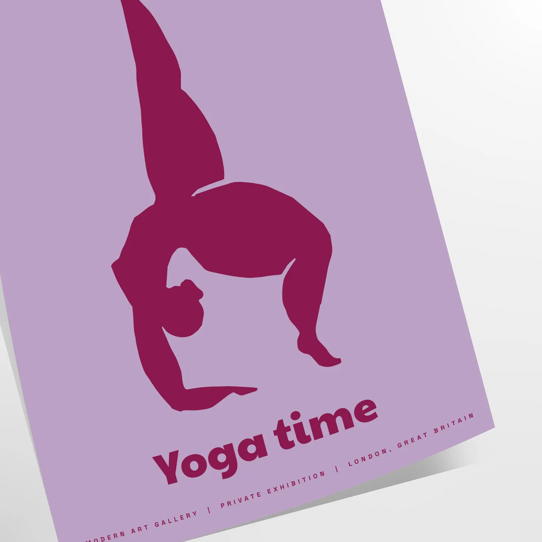 Una escena de yoga serena con tonos azules y morados relajantes