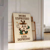 Plakat kuchenne z zieloną i niebieską typografią, przedstawiające 'More Espresso Less Depresso'