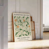 Ilustração botânica em estilo Art Nouveau de Alphonse Mucha com designs florais intrincados em tons terrosos