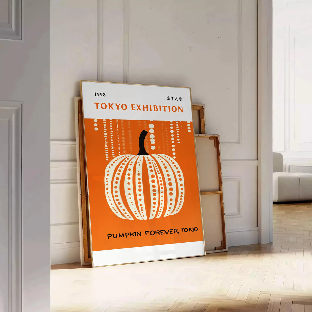Το έργο Pumpkin Forever της Yayoi Kusama με μια κίτρινη κολοκύθα και μαύρες κουκίδες