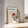 Plakat mit Vogelmotiv im Hokusai-Stil in Grau, Rot und Schwarz