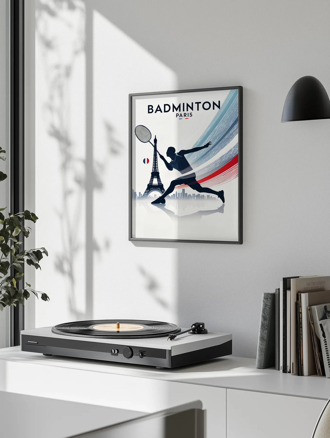 Cartel mostrando jugador de badminton estilizado frente al skyline de París, diseño minimal
