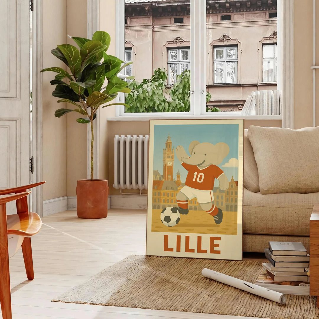 Elefante grigio che gioca a calcio con accenti arancioni in uno stile giocoso