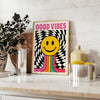 白とオレンジのタイポグラフィで書かれた「Good Vibes」のミニマリストポスター