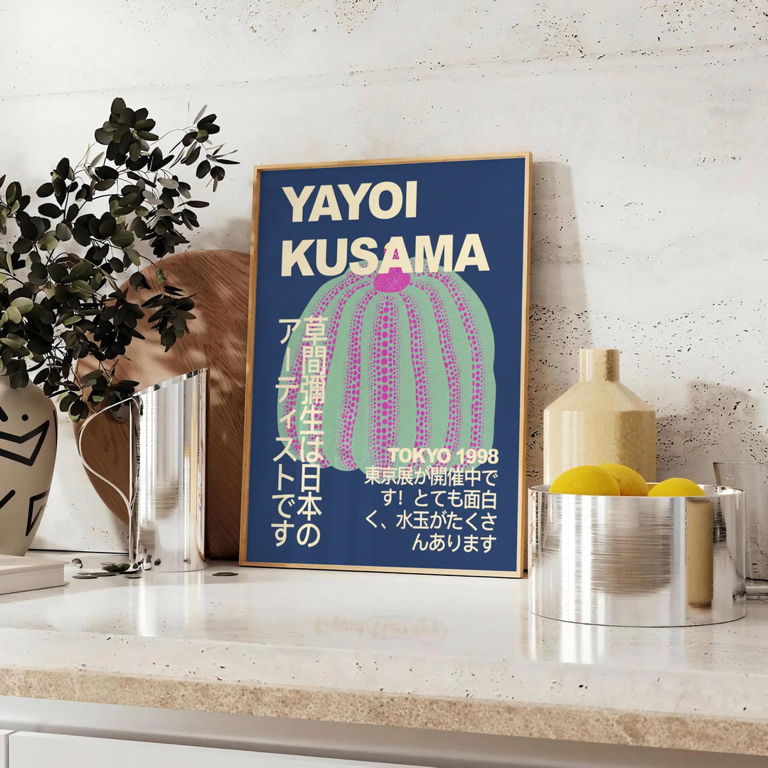 Dynia Yayoi Kusamy w kropki w pomarańczowym i czarnym na białym tle