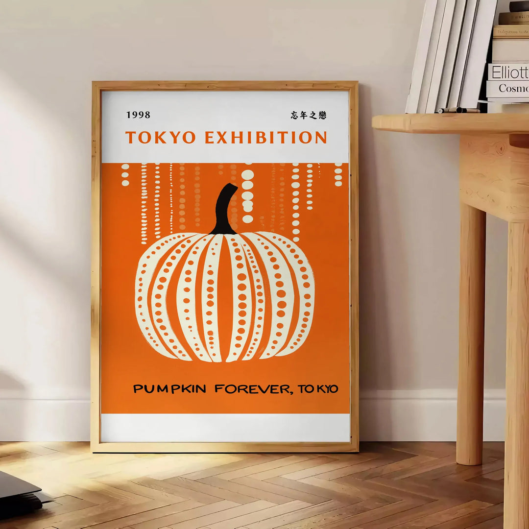 Το έργο Pumpkin Forever της Yayoi Kusama με μια κίτρινη κολοκύθα και μαύρες κουκίδες