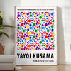 Design astratto a pois rossi e gialli di Yayoi Kusama