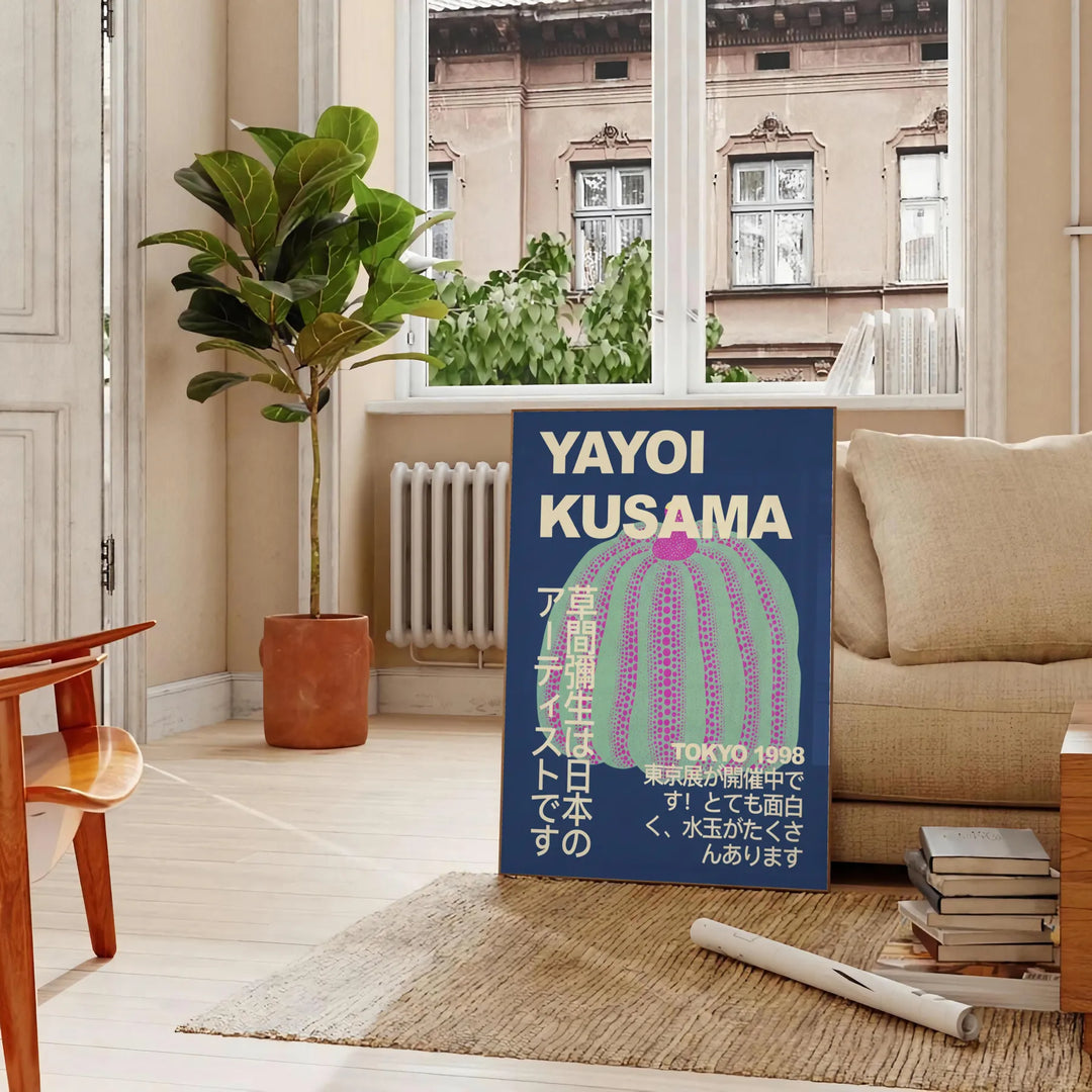 Dynia Yayoi Kusamy w kropki w pomarańczowym i czarnym na białym tle