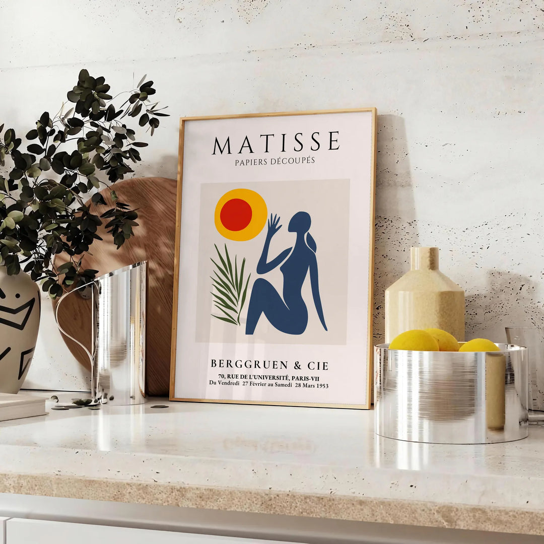 Wycięta praca kobiety autorstwa Matisse'a w bieli i pomarańczy