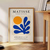 Abstrakte Schnittpapierkomposition in Orange und Weiß inspiriert von Matisse