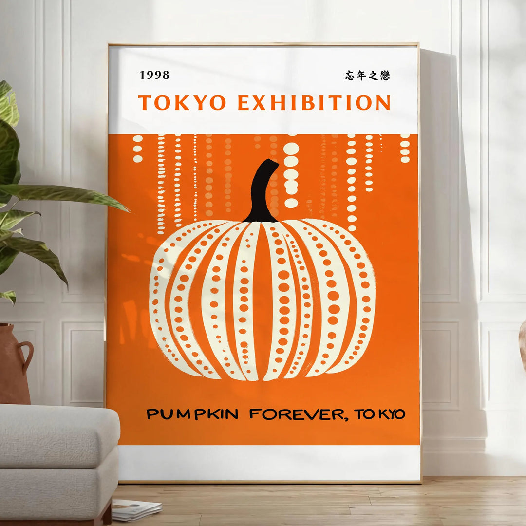Το έργο Pumpkin Forever της Yayoi Kusama με μια κίτρινη κολοκύθα και μαύρες κουκίδες