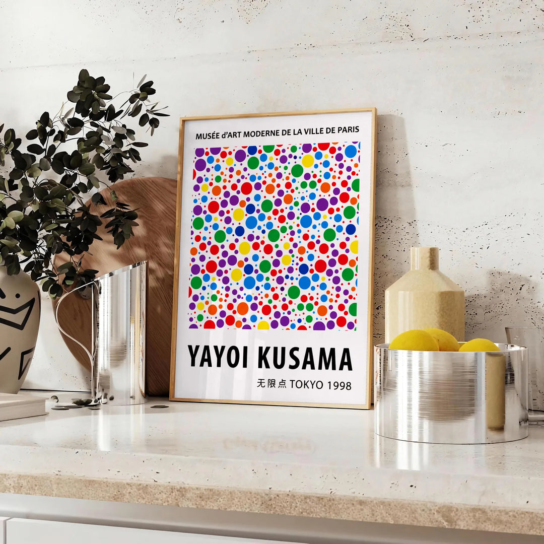 Design astratto a pois rossi e gialli di Yayoi Kusama