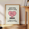 Μαύρο και άσπρο μινιμαλιστικό πόστερ με 'Self Love Social Club' σε έντονη τυπογραφία