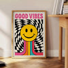 白とオレンジのタイポグラフィで書かれた「Good Vibes」のミニマリストポスター