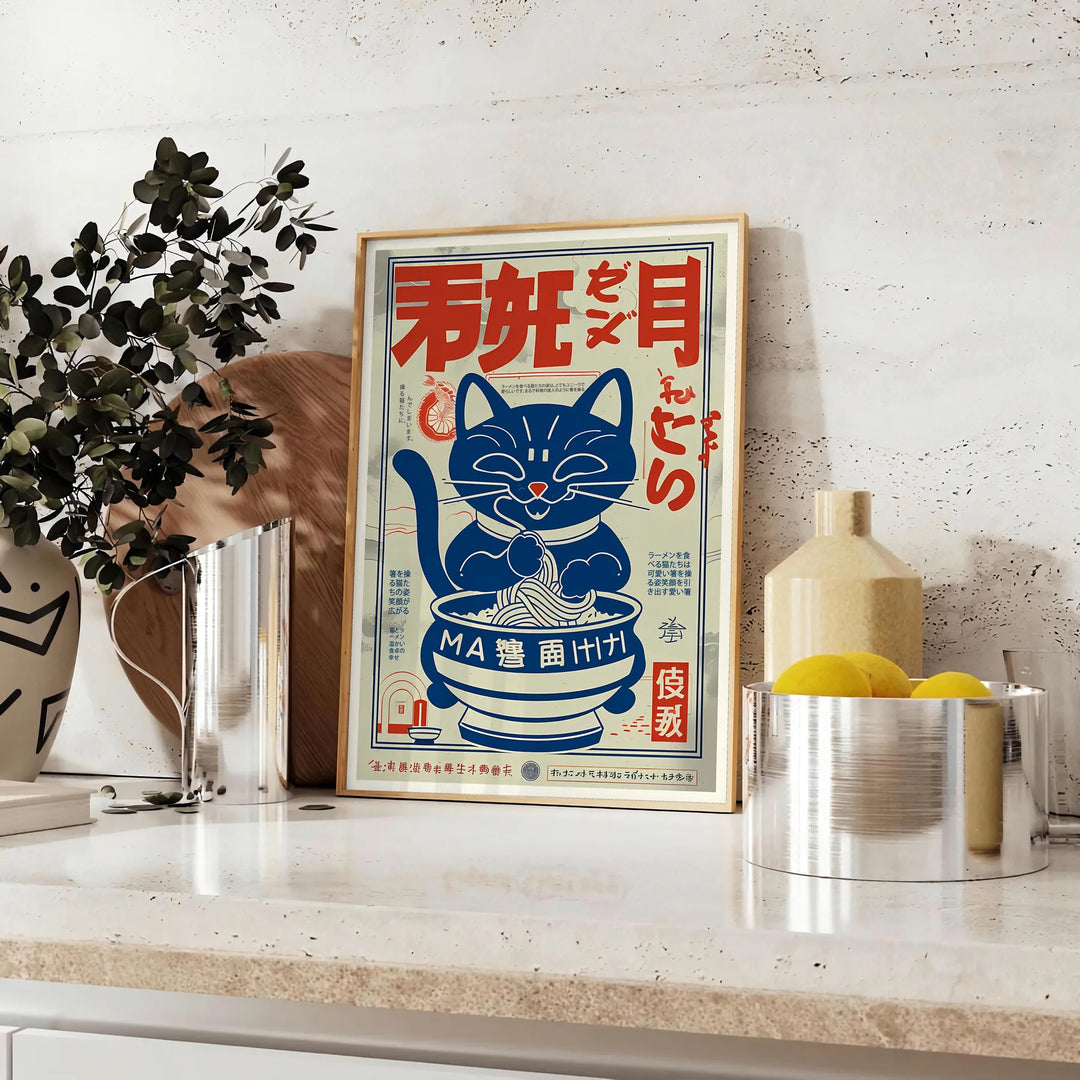 En fantasifull illustration av en kattkock som lagar ramen i ett färgglatt kök