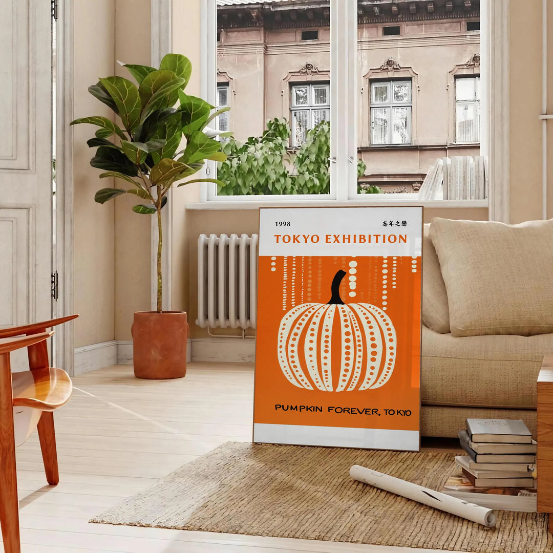 Το έργο Pumpkin Forever της Yayoi Kusama με μια κίτρινη κολοκύθα και μαύρες κουκίδες