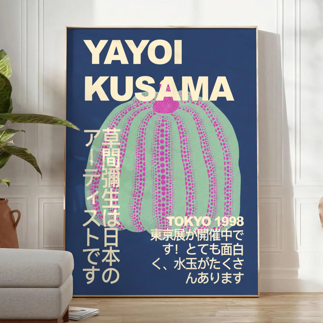 Dynia Yayoi Kusamy w kropki w pomarańczowym i czarnym na białym tle